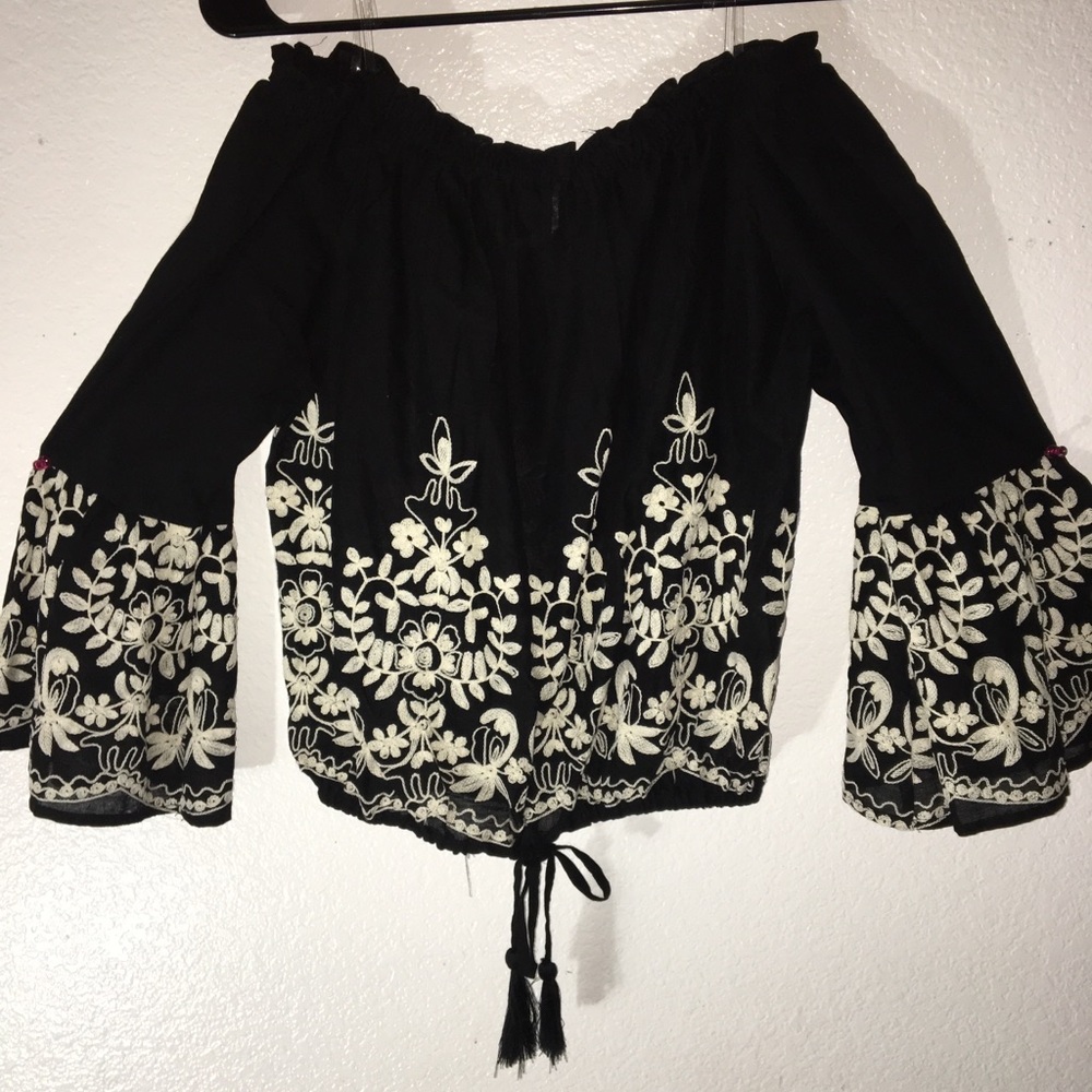 •Bell-Sleeve Top•